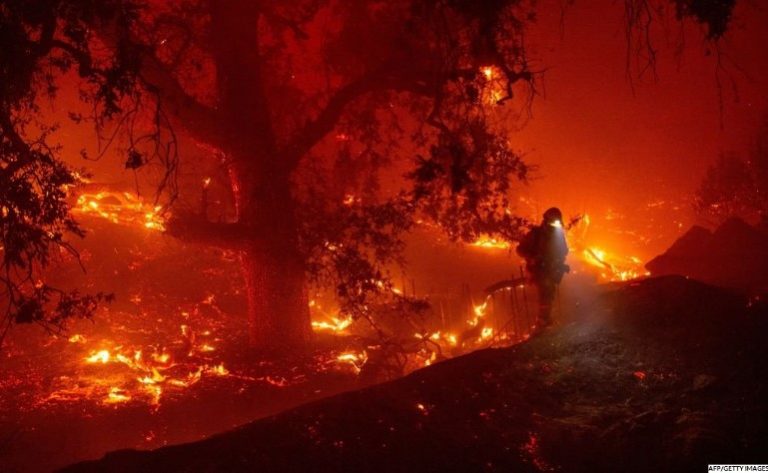 Συναγερμός στην Καλιφόρνια: Εκατοντάδες εκκενώσεις σπιτιών από την πύρινη λαίλαπα