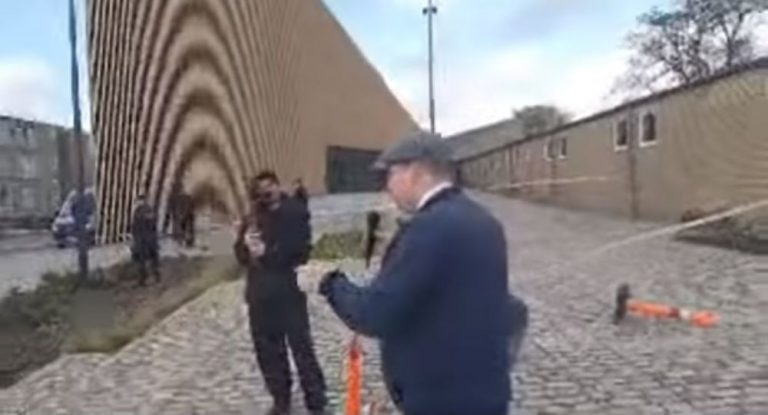 Δάνος πολιτικός με αντιμεταναστευτικές θέσεις δέχθηκε επίθεση με κροτίδες