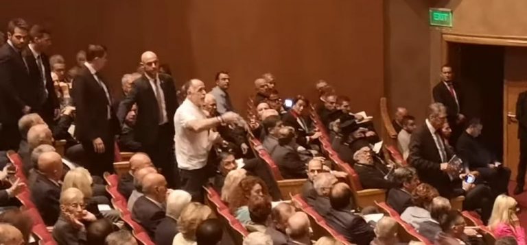 ΧΑΜΟΣ σε εκδήλωση στη Θεσσαλονίκη: Πήραν «σηκωτό» άνδρα που φώναξε κατά του Παυλόπουλου για τις Πρέσπες