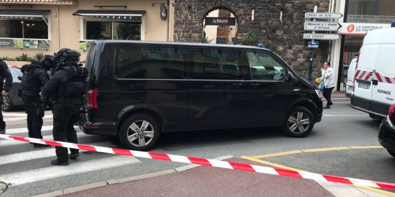 Γαλλία: Πυροβολισμοί και τραυματίες σε τζαμίΓαλλία: Πυροβολισμοί και τραυματίες σε τζαμί