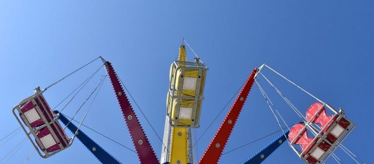 Tραγικός θάνατος για 24χρονη σε λούνα παρκ: Έπεσε από αιωρούμενη καρέκλα