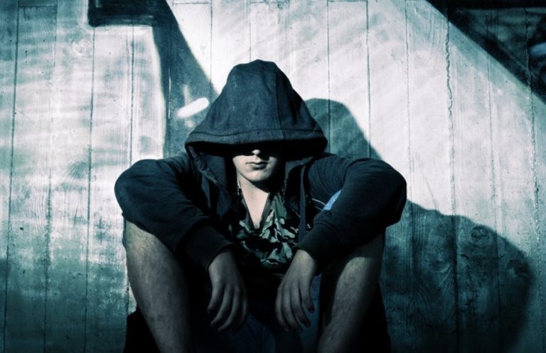 Βάλτε κουκούλες: Οι πολίτες θα καταδίδουν τους «ΚΑΠΝΙΣΤΕΣ»