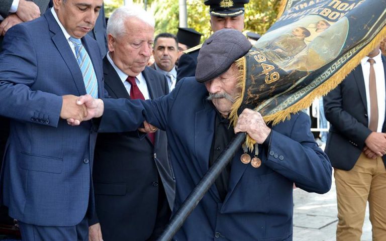 Ο 97χρονος ήρωας της Λέσβου Αντώνης Αλεξανδρής, μόνος στην παρέλαση της 28η Οκτωβρίου