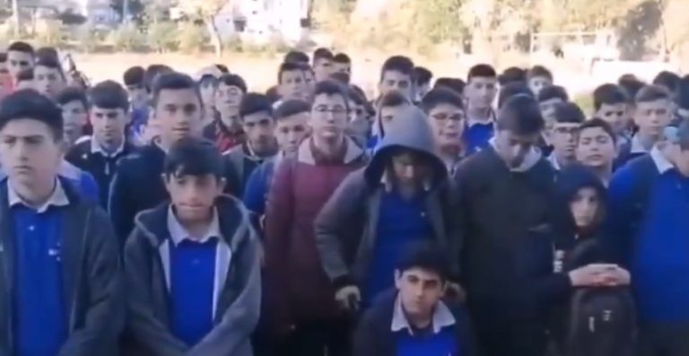 Οι Τούρκοι βάζουν τα παιδιά να προσεύχονται υπέρ της σφαγής των Κούρδων – Συγκλονιστικές εικόνες σε ελληνικά χώματα