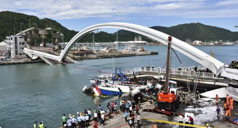 Κατέρρευσε γέφυρα στην Ταϊβάν, φόβοι για παγιδευμένους