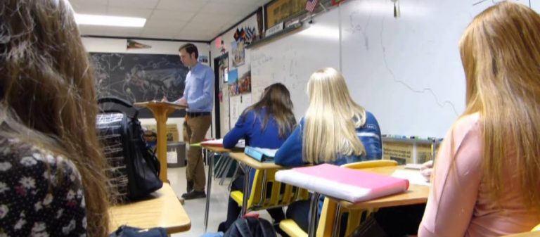 ΗΠΑ: Καθηγητής απολύθηκε επειδή δεν αποκάλεσε «αυτός» μια τρανσέξουαλ μαθήτρια