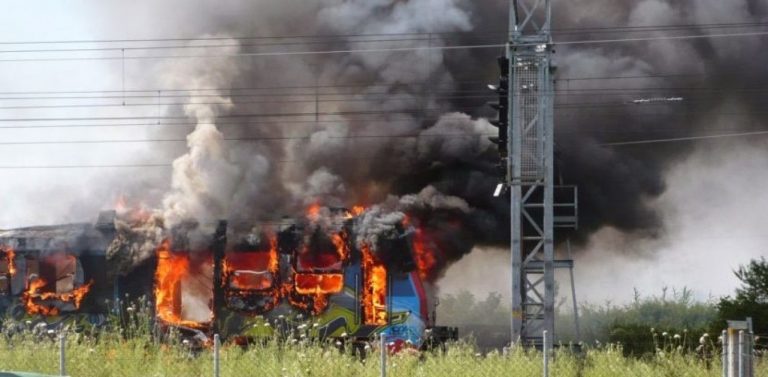 Θεσσαλονίκη: Έγιναν στάχτη 5 βαγόνια του ΟΣΕ-Καθυστερήσεις στα δρομολόγια