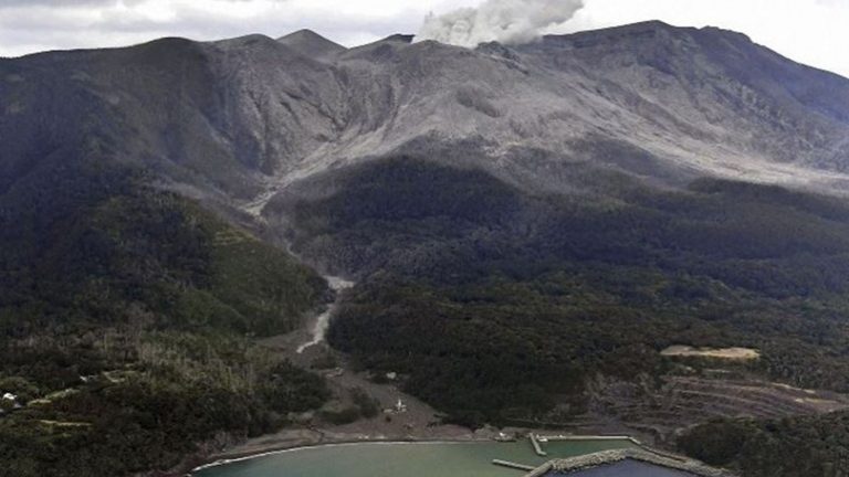 LIVE: Εξερράγη ηφαίστειο στο νησί Σατσουμάγιο της Ιαπωνίας
