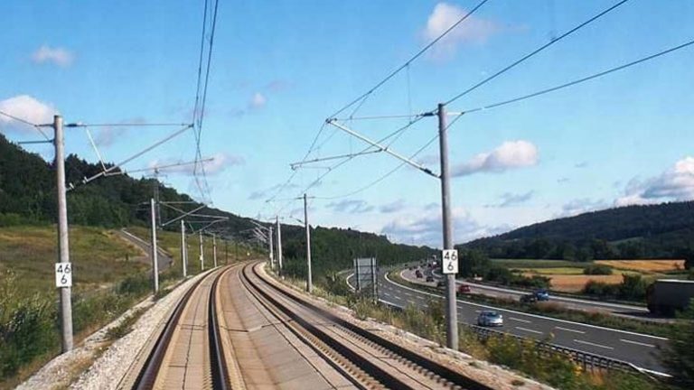 Σύγκρουση φορτηγού με τρένο μεταξύ Ρέντη και Πειραιά