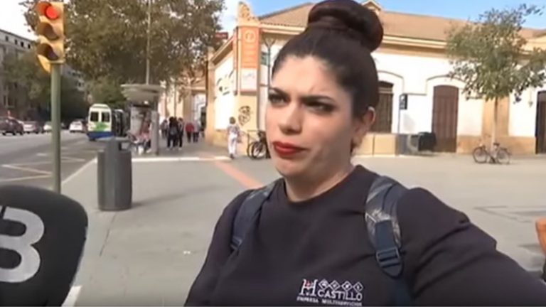 Γυναίκα δίνει συνέντευξη για την ασφάλεια των ηλεκτρικών πατινιών και την χτυπάει αυτοκίνητο