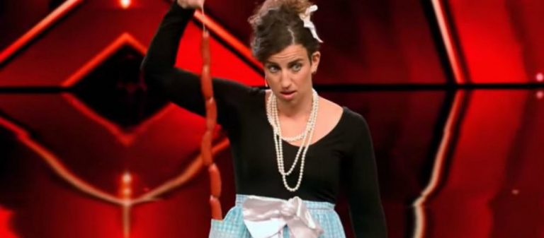 Διαγωνιζόμενη σε σόου «έκρυψε» λουκάνικα στο πιο… απροσδόκητο σημείο του κορμιού της