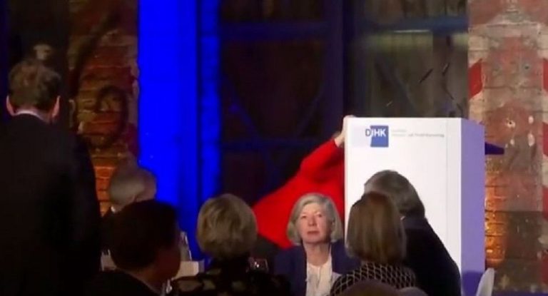 Kάτι δεν πάει καλά με την Μέρκελ: Σκόνταψε και έπεσε ενώ ανέβαινε στη σκηνή!