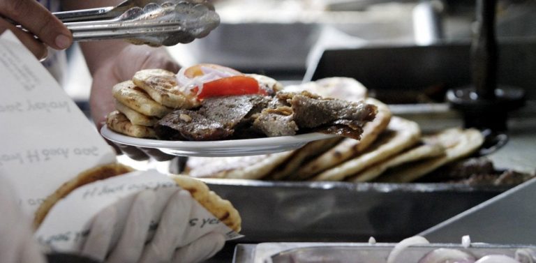 Πανηγυρική «ακύρωση» των δηλώσεων Γιαννούλη: Μουσουλμάνοι ψήστες κόβουν γύρο σε ελληνικά σουβλατζίδικα