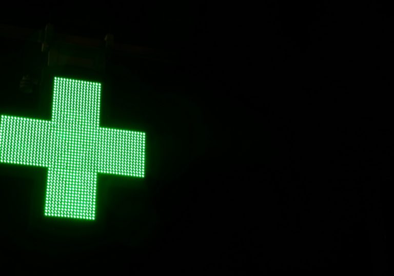 ΠΟΙΟΥΣ ενοχλεί το σύμβολο του ΧΡΙΣΤΟΥ; Τεράστια πρόστιμα σε φαρμακεία για φωτεινούς Σταυρούς