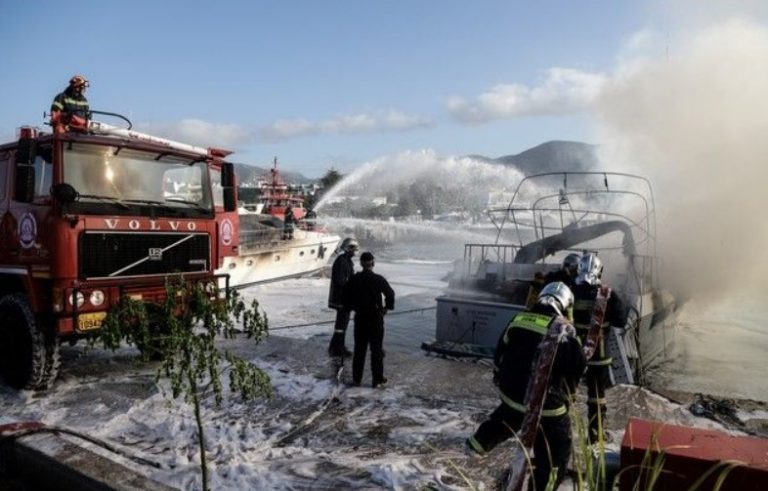 Φωτιά τώρα σε εγκαταλελειμμένο σκάφος στην 3η μαρίνα Γλυφάδας