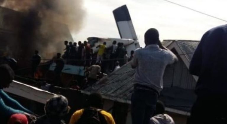 Τραγωδία στη ΛΔ Κονγκό: Αεροπλάνο με 19 επιβάτες συνετρίβη σε πυκνοκατοικημένη συνοικία