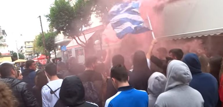 Μαθητές στα Γιαννιτσά με τη Γαλανόλευκη υψωμένη φώναξαν: «Έξω οι ΛΑΘΡΟΜΕΤΑΝΑΣΤΕΣ από τα σχολεία»