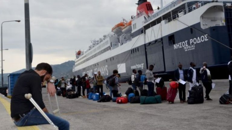 Στον Πειραιά δύο πλοία με μετανάστες και πρόσφυγες από το ανατολικό Αιγαίο