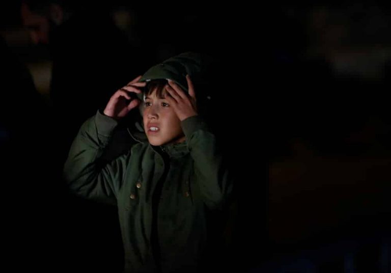 Αυτά είναι τα αθώα προσφυγόπουλα; 12χρονος έκανε γυαλιά-καρφιά το Παίδων-Πήρε ψαλίδι και προσπάθησε να καρφώσει κόσμο