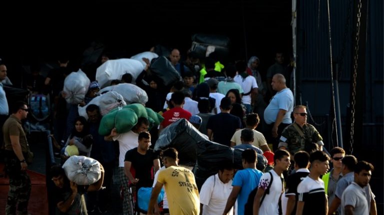 Μεταναστευτικό: Μεταφορά 112 προσφύγων και μεταναστών από τα νησιά στην ηπειρωτική Ελλάδα