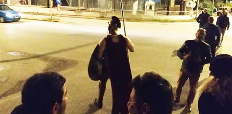 «Αρχαίος Μακεδόνας» βγήκε στη Νάουσα για να διώξει τους μετανάστες