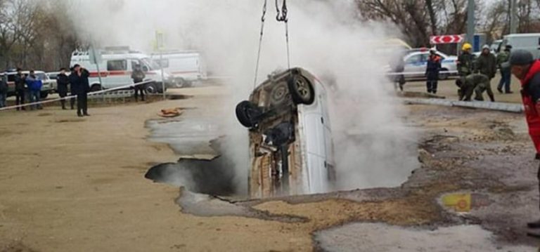 Ρωσία: Φριχτός θάνατος -Ανοιξε η γη και έπεσαν με το αυτοκίνητο σε τρύπα με ζεματιστό νερό