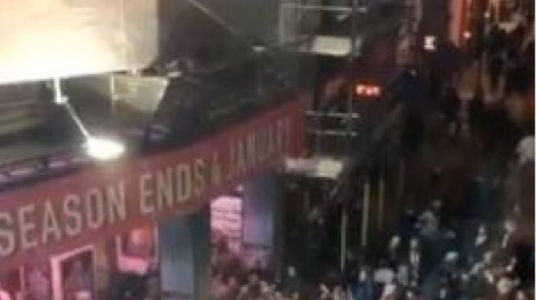 Πανικός σε θέατρο του Λονδίνου: Κατέρρευσε οροφή την ώρα της παράστασης