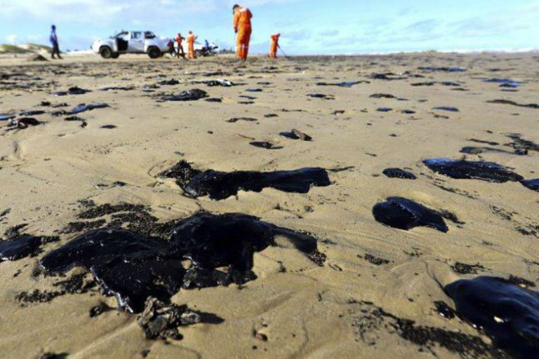 Βραζιλία: Η πετρελαιοκηλίδα έφτασε στην πολιτεία του Ρίο ντε Τζανέιρο