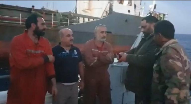 EKTAKTO: ΜΥΡΙΖΕΙ ΜΠΑΡΟΥΤΙ! ΟΙ ΔΥΝΑΜΕΙΣ ΤΟΥ ΣΤΡΑΤΑΡΧΗ ΧΑΦΤΑΡ ΚΑΤΕΛΑΒΑΝ ΠΛΟΙΟ ΜΕ ΠΛΗΡΩΜΑ ΤΟΥΡΚΟΥΣ ΝΑΥΤΙΚΟΥΣ – Ο ΑΠΟΛΥΤΟΣ ΑΙΦΝΙΔΙΑΣΜΟΣ – ΒΙΝΤΕΟ ΝΤΟΚΟΥΜΕΝΤΟ