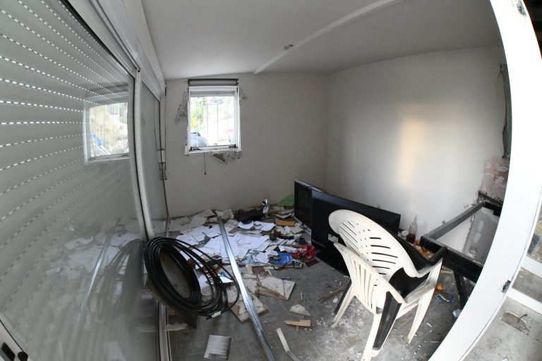 Σάμος – Μεταναστευτικό: Ανεξέλεγκτη η κατάσταση – Κλοπές, λεηλασίες και καταστροφές σε εξοχικές κατοικίες και ποιμνιοστάσια