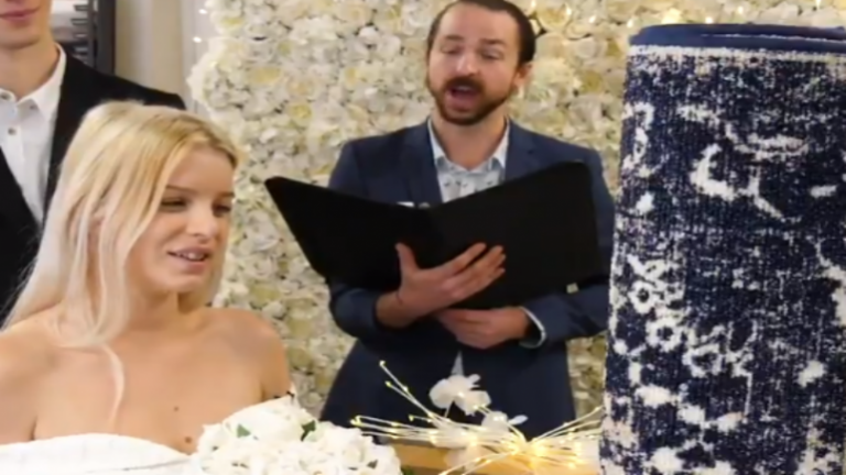 Μια 26χρονη ανύπαντρη μητέρα αποφάσισε να ενώσει την ζωή της με ένα χαλί