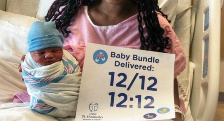 Απίστευτο! Αγοράκι γεννήθηκε στις 12:12 στις 12/12 κατά την τελευταία πανσέληνο της δεκαετίας