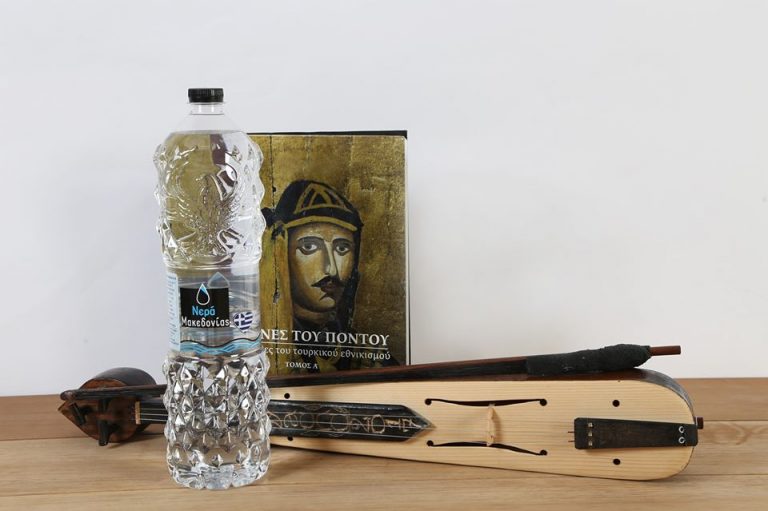 Εύγε! Τα νερά Μακεδονίας κυκλοφορούν φιάλες με φιλοτεχνημένες τον μονοκέφαλο των Κομνηνών και τον ήλιο της Βεργίνας