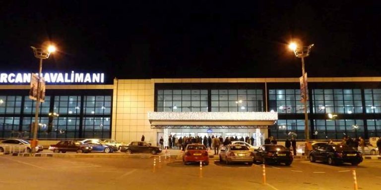 Επιβατικό αεροπλάνο πέρασε ξυστά από οικίες στην Παλλουριώτισσα