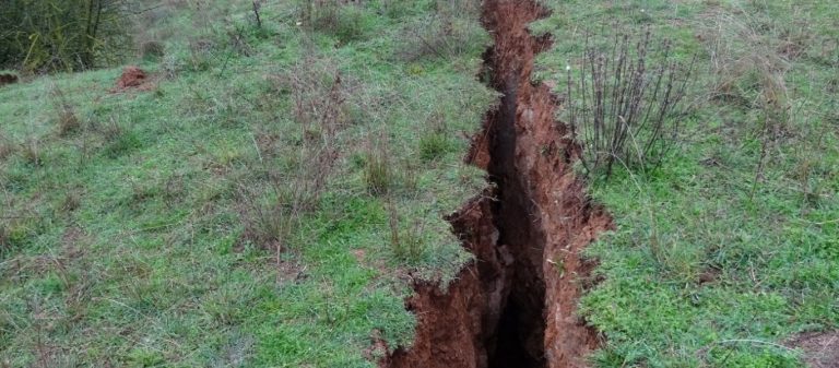 Ελασσόνα: Τεράστιο ρήγμα 3 χιλιομέτρων ανησυχεί τους επιστήμονες