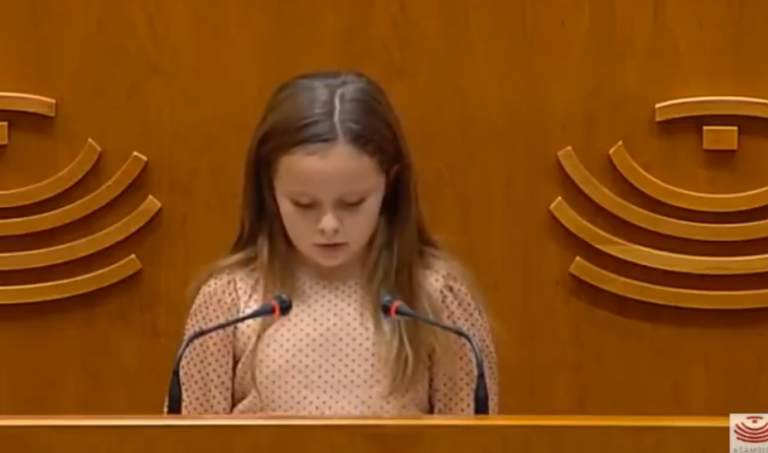 8 χρονων παιδι και το παρουσιαζεται σαν αγωνιστρια για τους Λοατκι ρε κανιβαλοι;