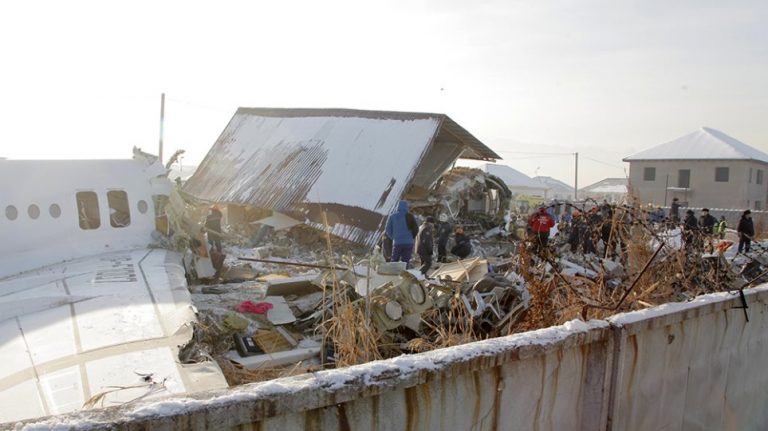 Καζακστάν: Αεροσκάφος συνετρίβη σε διώροφο κτήριο και κόπηκε στα δύο – Εικόνες σοκ