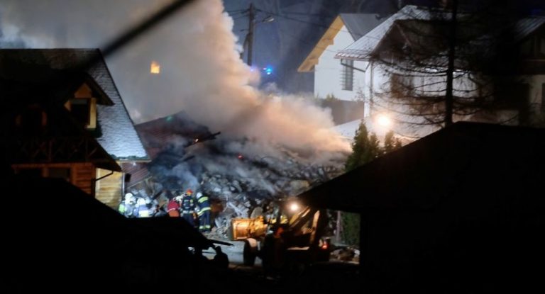 Κτήριο κατέρρευσε στην Πολωνία, έρευνες διάσωσης για οκτώ ανθρώπους που είναι στα συντρίμμια