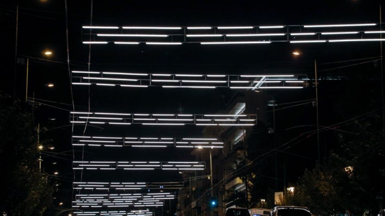 Μπακογιάννης για χριστουγεννιάτικο στολισμό: Έχω ακούσει για «έργο του διαβόλου», περιμένετε να ολοκληρωθεί