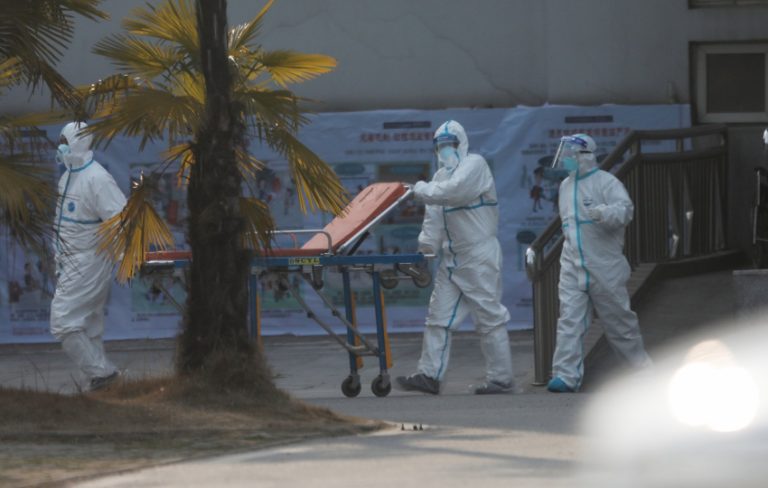 Κοροναϊός: Ο ΠΟΥ αποφασίζει αύριο αν θα κηρύξει παγκόσμιο συναγερμό – Στους 17 οι νεκροί