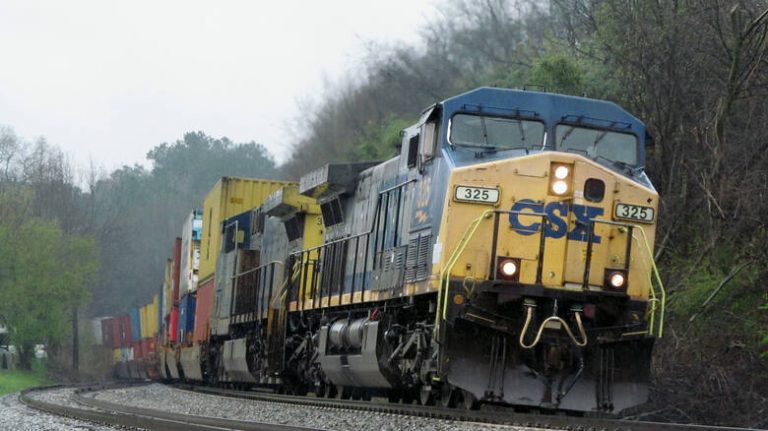 ΗΠΑ: Καρέ – καρέ η στιγμή που τρένο χτυπάει αστυνομικό