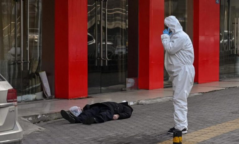 Απίστευτες εικόνες από την Γουχάν – Άνθρωποι πεθαίνουν στους δρόμους