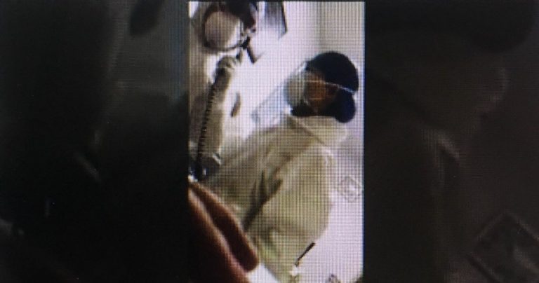 Άφωνος παρακολουθεί ο πλανήτης φοβισμένο γιατρό ναι κλαίει και να παρακαλά για βοήθεια