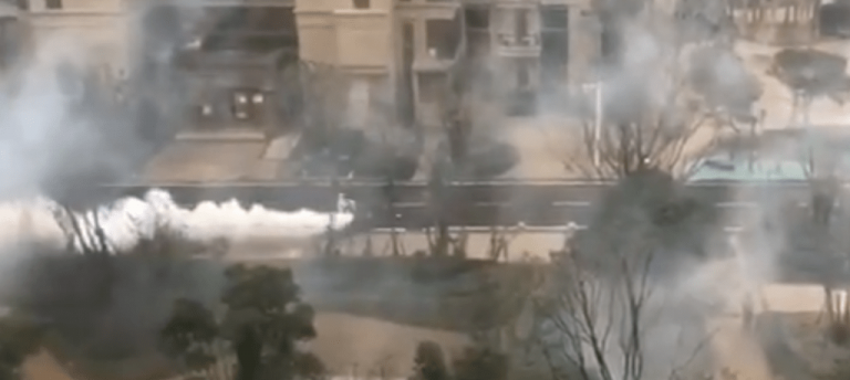 Εικόνες αποκάλυψης σε πόλη 11 εκατ. στην Κίνα – Ψεκάζουν μαζικά – Κανείς δεν βγαίνει έξω