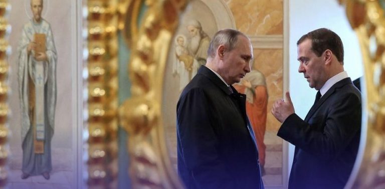 Παραιτήθηκε η κυβέρνηση Μεντβέντεφ