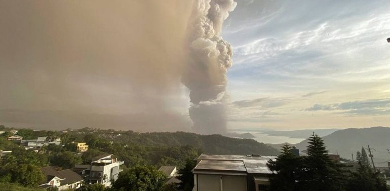 Φιλιππίνες: Ξύπνησε το ηφαίστειο Ταάλ – Εκτόξευσε στήλη τέφρας 1 χλμ.