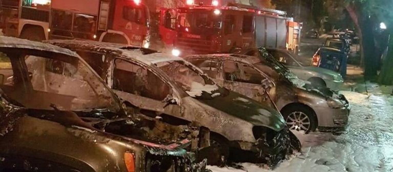 «Κόλαση» στην Αθήνα: 18 αυτοκίνητα τυλίχτηκαν στις φλόγες – Τα 12 στο Μαρούσι!