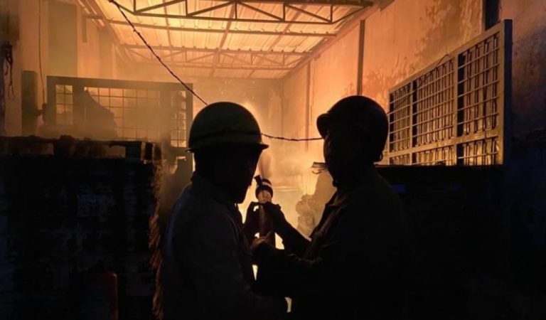 Μεγάλη φωτιά σε εργοστάσιο στο Νέο Δελχί – Νεκρός ένας άνδρας