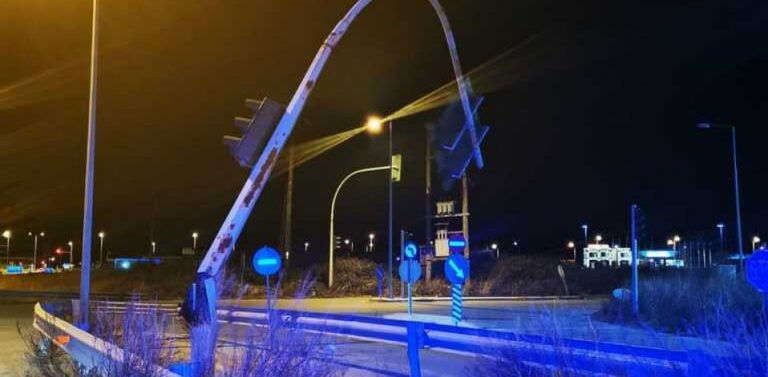 Αλεξανδρούπολη: Ο Ηφαιστίων ξήλωσε φανάρια και δέντρα