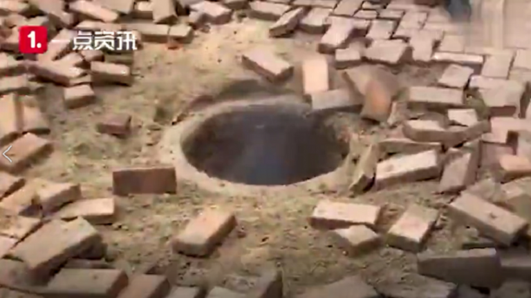 Πιτσιρικάς πέταξε δυναμιτάκι σε φρεάτιο και εξερράγη ο υπόνομος